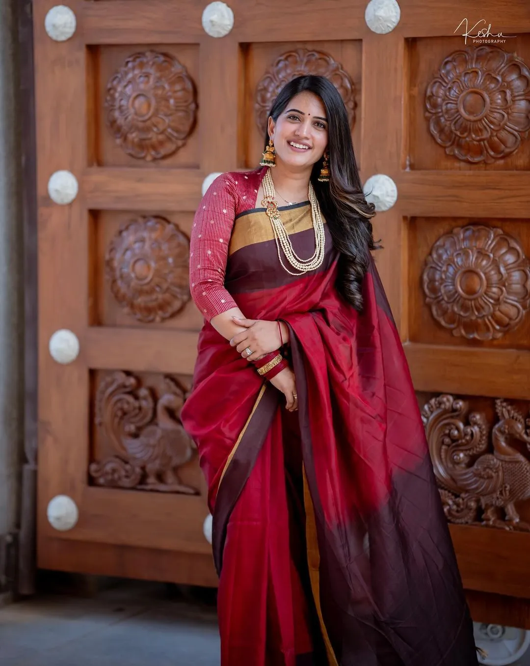 SOUTH INDIAN TV ACTRESS SRAVANTHI CHOKARAPU STILLS IN MAROON SAREE 8
